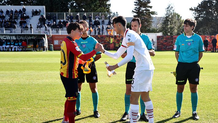 LECCE, ITALY - NOVEMBER 23: Captains of Lecce U20 and of AC Milan U20 exchange pennants prior to the Primavera 1 match between Lecce U20 and Milan U20 on November 23, 2024 in Lecce, Italy.  (Photo by AC Milan/AC Milan via Getty Images)  Primavera, i due gol del Lecce: il Milan non rimonta - immagine 1