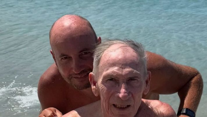 Zeman, migliorano le condizioni del boemo: lo scatto al mare col figlio Zeman, migliorano le condizioni del boemo: lo scatto al mare col figlio - immagine 1