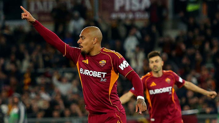 ROME, ITALY - APRIL 10: Donyell Malen of AS Roma celebrates after scoring the team's third goal during the Serie A match between AS Roma and Pisa SC at Stadio Olimpico on April 10, 2026 in Rome, Italy. (Photo by Paolo Bruno/Getty Images) Malen ha spaccato la Serie A. Come può limitarlo la difesa Viola? - immagine 1