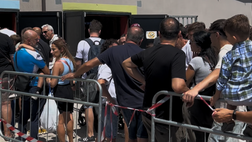 Tifosi impazziti a Castel di Sangro per il francobollo dello scudetto del Napoli
