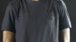 Corinthians, lanciata una nuova maglia anti-razzismo: è tutta nera