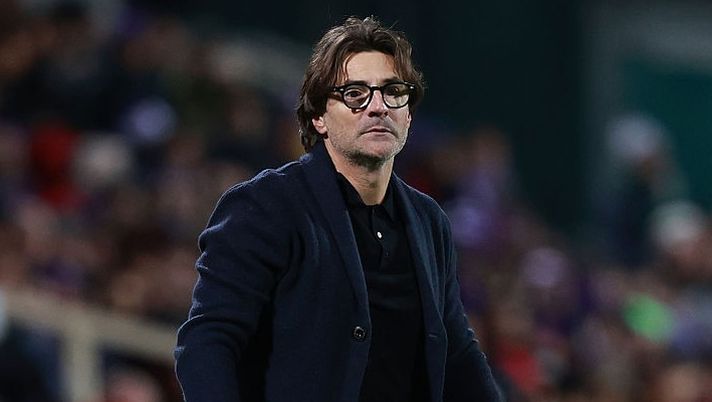FLORENCE, ITALY - NOVEMBER 22: Head coach Paolo Vanoli manager of ACF Fiorentina looks on during the Serie A match between ACF Fiorentina and Juventus FC at Artemio Franchi on November 22, 2025 in Florence, Italy. (Photo by Gabriele Maltinti/Getty Images) Vanoli: “Vi dico due titolari per domani! Richardson, Marì, Comuzzo e da Gudmundsson mi aspetto…” - immagine 1