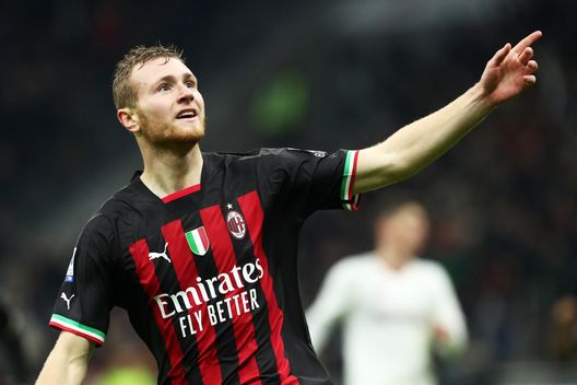MILAN, ITALY - JANUARY 08: Tommaso Pobega of AC Milan celebrates after scoring the team's second goal during the Serie A match between AC Milan and AS Roma at Stadio Giuseppe Meazza on January 08, 2023 in Milan, Italy. (Photo by Marco Luzzani/Getty Images)