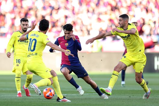 Pedri under pressure from Daniel Parejo and Alfonso Pedraza during the La Liga EA Sports match between FC Barcelona and Villarreal CF at Estadi Olimpic Lluis Companys on May 18, 2025 in Barcelona, Spain. (Photo by Judit Cartiel/Getty Images) Villarreal-Barcellona a Miami, Tebas: “Non è solo una questione di soldi”- immagine 2