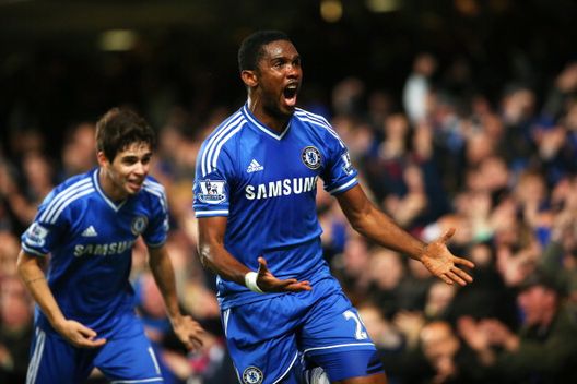Samuel Eto'o del Chelsea esulta dopo aver segnato il secondo gol della sua squadra durante la partita di Barclays Premier League tra Chelsea e Liverpool a Stamford Bridge il 29 dicembre 2013 a Londra, Inghilterra Cuore africano in maglia Chelsea: storie di potenza, talento e gloria- immagine 4