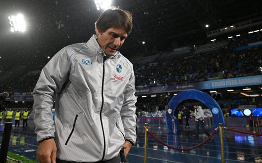 Antonio Conte si dirige in panchina per guidare i calciatori del Napoli (vs Qarabag; Champions League, 25 novembre)