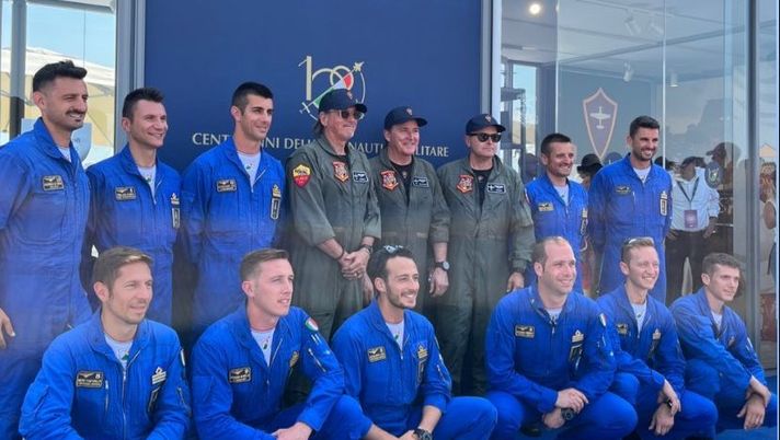 Friedkin in volo a Pratica di Mare con lo stemma della Roma sul braccio - immagine 1