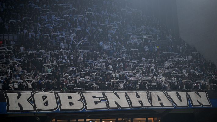 COPENHAGEN, DENMARK - MARCH 06: Fans of F.C. Copenhagen hold up their scarves to show support for their team prior to the UEFA Conference League 2024/25 Round of 16 First Leg match between F.C. Copenhagen and Chelsea FC at Parken Stadium on March 06, 2025 in Copenhagen, Denmark. (Photo by Patrik Lundin/Getty Images) Superliga danese