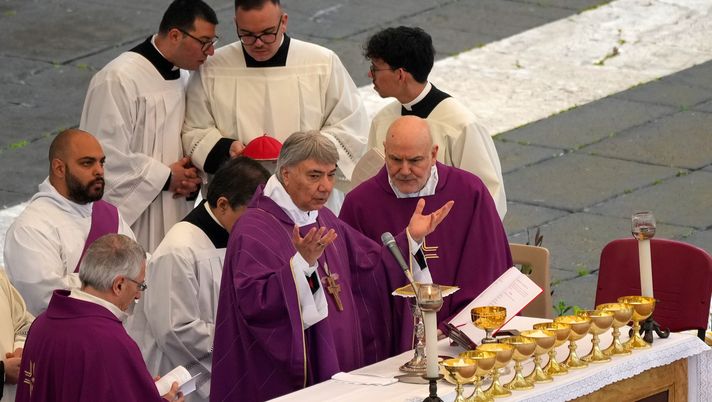 VATICAN CITY - MARCH 22: Cardinal Mimmo Battaglia presides over the Holy Mass for the Jubilee of Pilgrims of the Archdiocese of Naples in Saint Peter's Square on March 22, 2025 in Vatican City, Vatican. It has been announced that Pope Francis will appear on a balcony to greet faithful from the window a window of the Gemelli Hospital in Rome tomorrow, the first time the pontiff has been seen since on February 14. (Photo by Christopher Furlong/Getty Images) Visita del Cardinale Battaglia a Castel Volturno, l’incontro con Conte e gli azzurri - immagine 1