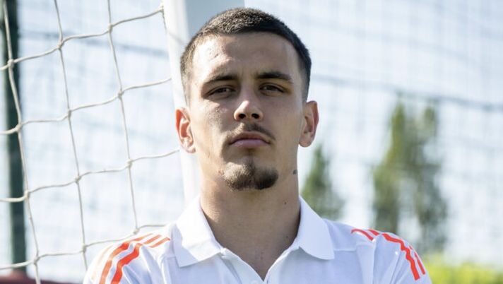 ROME, ITALY - JULY 10: AS Roma new signing Enzo Le Fee during his first day at Centro Sportivo Fulvio Bernardini on July 10, 2024 in Rome, Italy. (Photo by Fabio Rossi/AS Roma via Getty Images) Assist, punizioni e la coesistenza con Dybala e Pellegrini: cosa fare con Le Fee all’asta - immagine 1