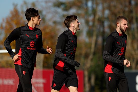 Samuele Ricci, Alexis Saelemaekers e Strahinja Pavlovic oggi a Milanello (Photo by Giuseppe Cottini/AC Milan via Getty Images) Tutti i nazionali in gruppo oggi a Milanello: le foto