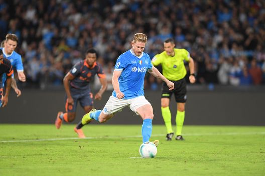 NAPLES, ITALY - OCTOBER 25: Kevin De Bruyne of SSC Napoli scores the opening goal from a penalty and sustains an injury during the Serie A match between SSC Napoli and FC Internazionale at Stadio Diego Armando Maradona on October 25, 2025 in Naples, Italy. (Photo by SSC NAPOLI/SSC NAPOLI via Getty Images)