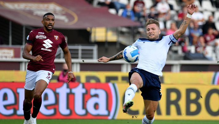 TURIN, ITALY - SEPTEMBER 23: Ciro Immobile of SS Lazio competes for the ball with Gleison Bremeo of Torino FC during the Serie A match between Torino FC v SS Lazio at Stadio Olimpico di Torino on September 23, 2021 in Turin, Italy. (Photo by Marco Rosi - SS Lazio/Getty Images) Torino-Lazio 1-1: Immobile su rigore dice di no a un gran bel Toro - immagine 1