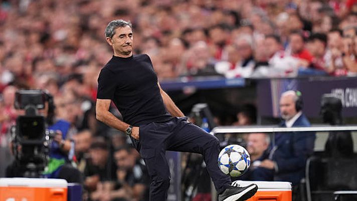 BILBAO, SPAIN - OCTOBER 22: Ernesto Valverde, Head Coach of Athletic Club, controls the ball during the UEFA Champions League 2025/26 League Phase MD3 match between Athletic Club and Qarabag FK at Estadio de San Mames on October 22, 2025 in Bilbao, Spain. (Photo by Juan Manuel Serrano Arce/Getty Images) Athletic Bilbao, Valverde: “Contro il Psg per annullare il gap di rosa e budget” - immagine 1