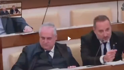 VIDEO / Lotito, colpo di sonno in Senato: De Laurentiis lo sveglia