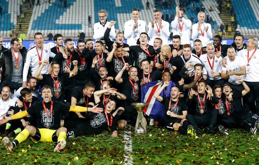 I giocatori del Partizan festeggiano con il trofeo dopo aver vinto la finale di Coppa di Serbia tra FK Crvena Zvezda e FK Partizan. (Foto di Srdjan Stevanovic/Getty Images) Partizan-AEK, il racconto: un solo precedente e la doppia sfida del 2022- immagine 2