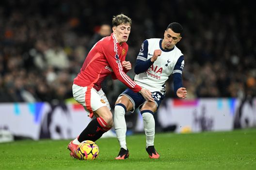 Alejandro Garnacho a duello con Pedro Porro (Foto di Justin Setterfield/Getty Images) Tottenham-Manchester United, vinceranno i Red Devils? Il pronostico per la finale- immagine 3