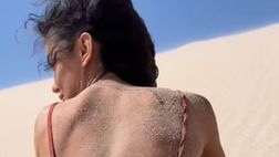 Eva Padlock spaziale: danza nel deserto in bikini e mette in mostra un lato B da urlo