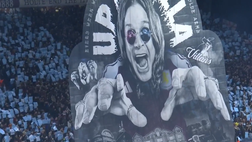 Aston Villa, la coreografia dedicata a Ozzy Osbourne diventa una maglietta