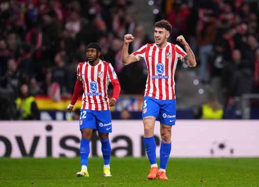 MADRID, SPAGNA - 12 FEBBRAIO: Matteo Ruggeri dell'Atletico de Madrid festeggia dopo che il compagno di squadra Ademola Lookman ha segnato il terzo gol della sua squadra durante la semifinale di andata della Copa Del Rey tra Atletico de Madrid e FC Barcelona al Riyadh Air Metropolitano il 12 febbraio 2026 a Madrid, Spagna. (Foto di Aitor Alcalde/Getty Images)