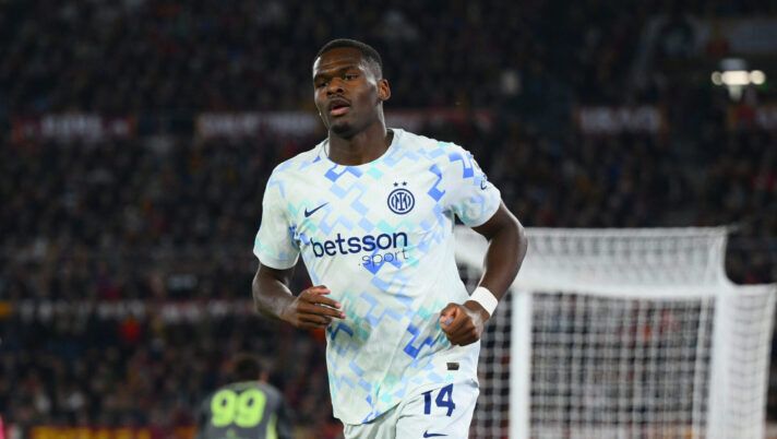 ROME, ITALY - OCTOBER 18: Ange Yoan Bonny of FC Internazionale celebrates after scoring the goal during the Serie A match between AS Roma and FC Internazionale at Olimpico Stadium on October 18, 2025 in Rome, Italy. (Photo by Mattia Pistoia - Inter/Inter via Getty Images) Bonny: “È sempre bello segnare, ma c’è il lavoro sporco e Chivu ha detto una cosa. Pio Esposito…” - immagine 1