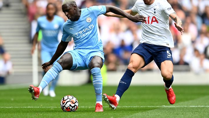 LONDON, ENGLAND - AUGUST 15: Benjamin Mendy of Manchester City battles for possession with Pierre-Emile Hojbjerg of Tottenham Hotspur during the Premier League match between Tottenham Hotspur and Manchester City at Tottenham Hotspur Stadium on August 15, 2021 in London, England. (Photo by Michael Regan/Getty Images) Mendy lascia lo Zurigo dopo 5 mesi: dalla festa dopo una sconfitta allo scarso rendimento - immagine 1