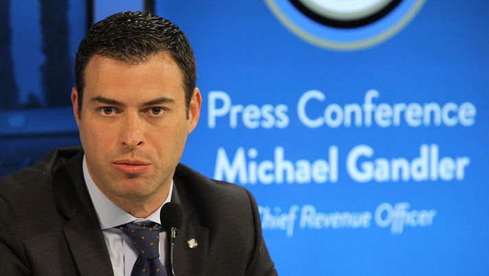 COMO, ITALY - DECEMBER 20: FC Internazionale Milano Chief Revenue Officer Michael Gandler speaks to the media during a press conference at the Suning Training Center in memory of Angelo Moratti on December 20, 2016 in Como, Italy. (Photo by Marco Luzzani - Inter/FC Internazionale via Getty Images) Trigoria, domani l’ufficialità di un nuovo sponsor: presente il CBO Gandler - immagine 1