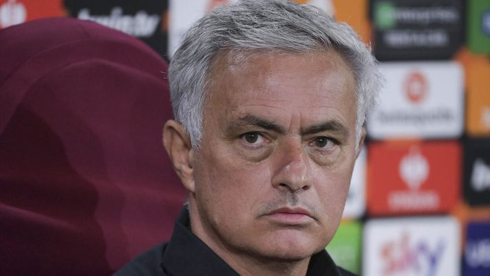 ROME, ITALY - OCTOBER 04: AS Roma coach Josè Mourinho during Press Conference at Centro Sportivo Fulvio Bernardini on October 04, 2023 in Rome, Italy. (Photo by Luciano Rossi/AS Roma via Getty Images) Mourinho resta cauto: “Serve tempo per essere al top” - immagine 1