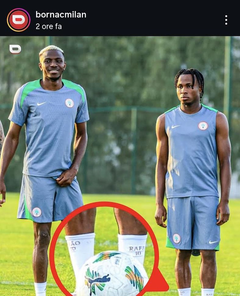 Chukwueze Leao e Osimhen... (fonte Instagram @bornacmilan) Nigeria, Chukwueze in Nazionale al fianco di Osi: con i calzini di Leao...