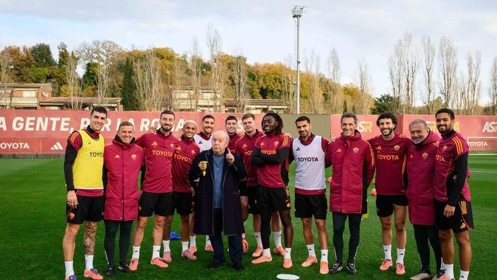 Trigoria apre le porte a Lino Banfi: incontro con Gasperini e la squadra Trigoria apre le porte a Lino Banfi: incontro con Gasperini e la squadra - immagine 1