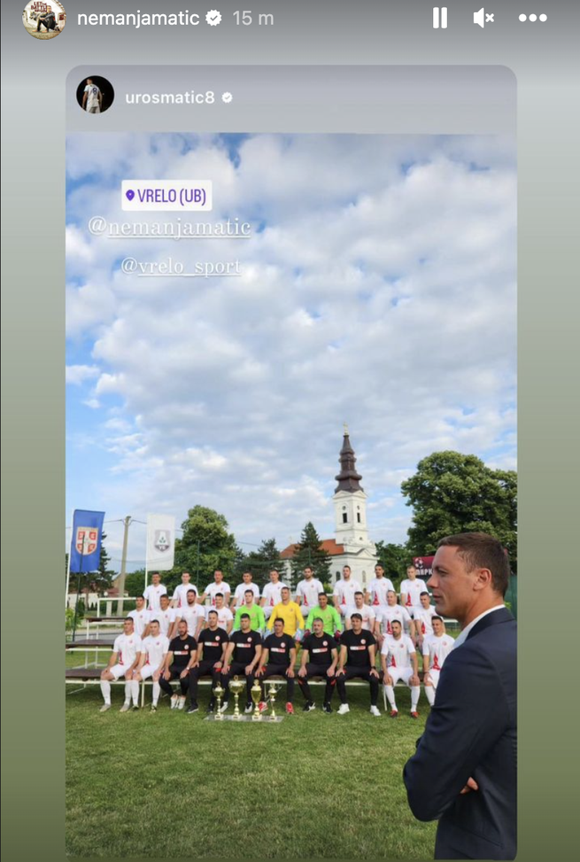 Matic torna nel suo villaggio in Serbia: in giacca e cravatta con il fratello- immagine 2