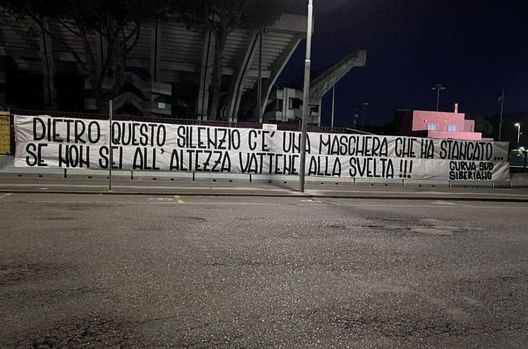Striscione dei tifosi della Salernitana