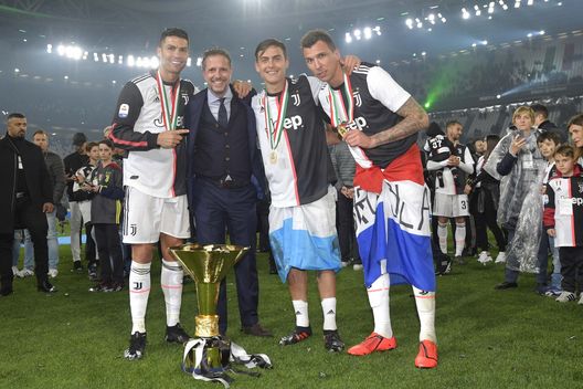 TURIN, ITALY - MAY 19: Cristiano Ronaldo, Fabio Paratici, Paulo Dybala and Mario Mandzukic of Juventus celebrate with the trophy after winning the Serie A Championship 2018-2019 (8th title in a row) at the end of the Serie A match between Juventus and Atalanta BC on May 19, 2019 in Turin, Italy. (Photo by Daniele Badolato - Juventus FC/Juventus FC via Getty Images)