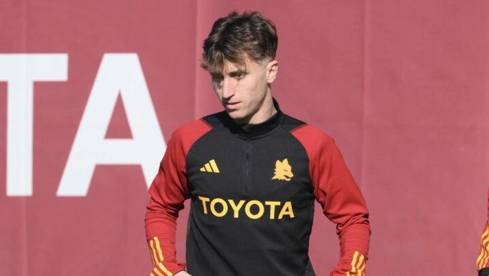 ROME, ITALY - FEBRUARY 02: AS Roma player Tommaso Baldanzi during a training session at Centro Sportivo Fulvio Bernardini on February 02, 2024 in Rome, Italy. (Photo by Luciano Rossi/AS Roma via Getty Images) Roma, Baldanzi sta bene: i tempi di recupero dopo l’infortunio al ginocchio - immagine 1