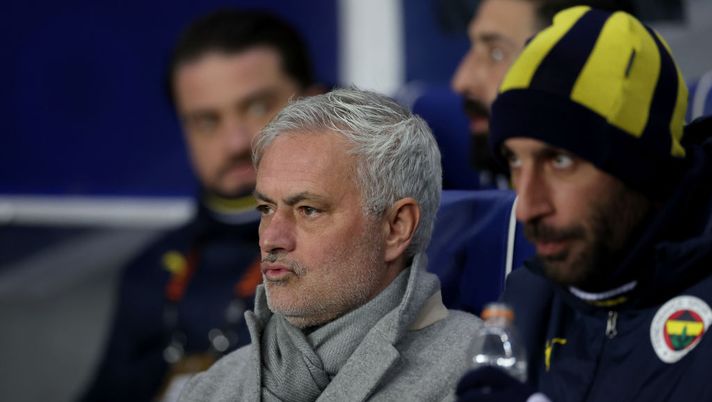 GLASGOW, SCOTLAND - MARCH 13: Jose Mourinho, Head Coach of Fenerbahce SK, looks on prior to the UEFA Europa League 2024/25 Round of 16 Second Leg match between Rangers FC and Fenerbahce SK at Ibrox Stadium on March 13, 2025 in Glasgow, Scotland. (Photo by Ian MacNicol/Getty Images) Scandalo in Turchia, spunta la chat contro Mourinho: si dimettono i vertici della Federazione - immagine 1