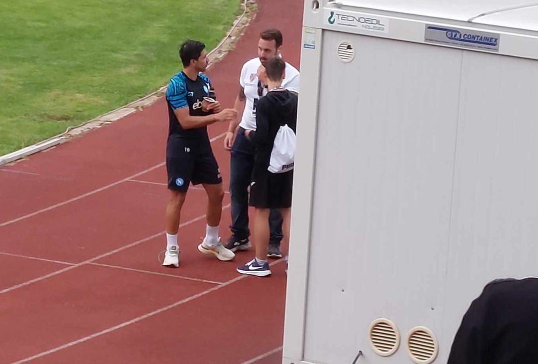 GALLERY Simeone sorseggia il “mate” a fine allenamento mentre saluta i tifosi - immagine 3