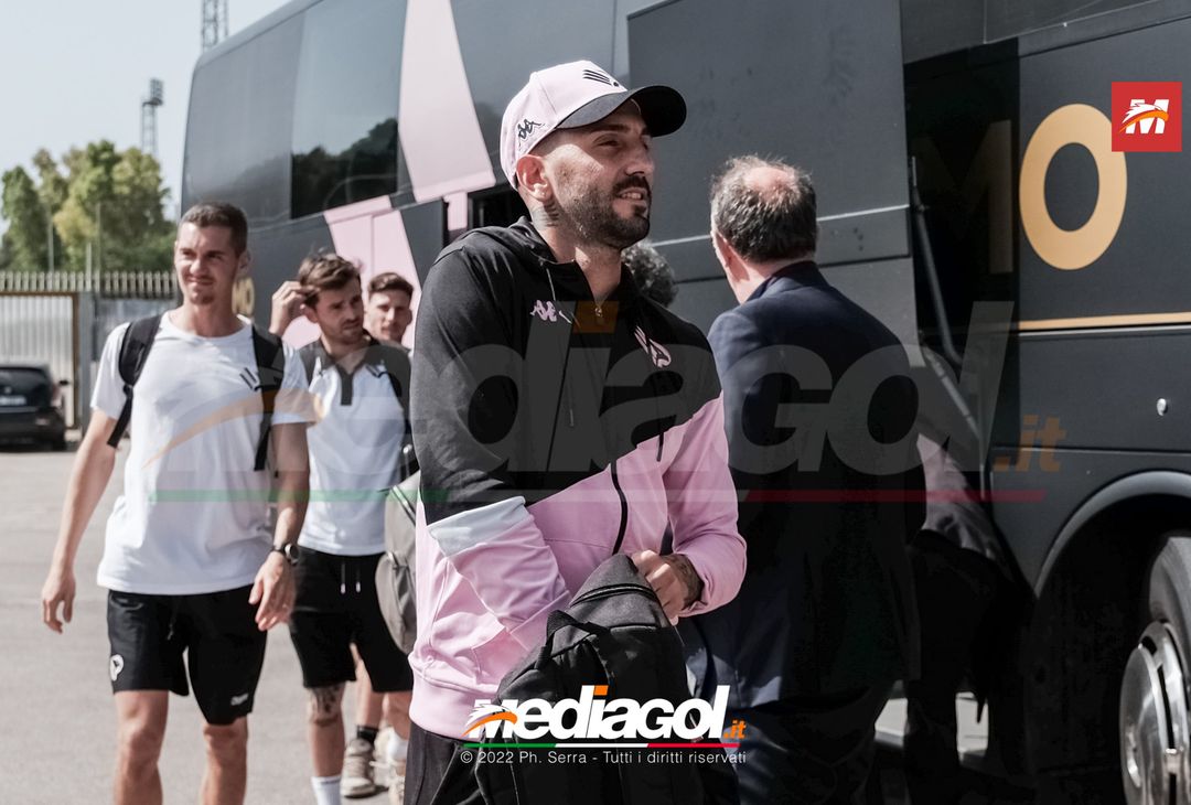 FOTO Palermo, il rientro al “Renzo Barbera” dopo la trasferta di Padova (Gallery) - immagine 11