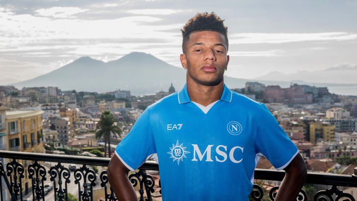NAPLES, ITALY - AUGUST 21: SSC Napoli Unveil New Signing David Neres poses as new player of Azzurri on August 21, 2024 in Naples, Italy. (Photo by SSC NAPOLI/SSC NAPOLI via Getty Images) neres