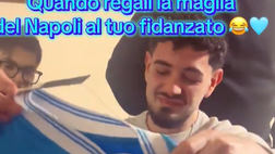 Un tifoso riceve la maglia del Napoli a Natale: la sua reazione è emozionante!