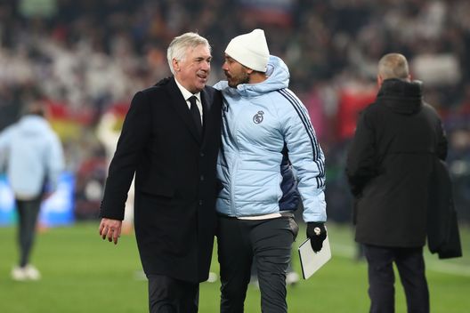 Carlo Ancelotti con suo figlio Davide (Foto di Marco Luzzani/Getty Images) Le verità di Ancelotti: “Il mio Brasile deve giocare come il Real…ma quello dello scorso anno”- immagine 4