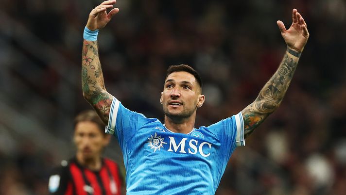 MILAN, ITALY - SEPTEMBER 28: Matteo Politano of Napoli reacts during the Serie A match between AC Milan and SSC Napoli at Giuseppe Meazza Stadium on September 28, 2025 in Milan, Italy. (Photo by Marco Luzzani/Getty Images) Politano sempre più napoletano: ecco dove è stato beccato l’attaccante – LA FOTO - immagine 1