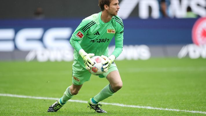 FRANKFURT AM MAIN, GERMANY - SEPTEMBER 21: Frederik Ronnow of 1.FC Union Berlin controls the ball during the Bundesliga match between Eintracht Frankfurt and 1. FC Union Berlin at Deutsche Bank Park on September 21, 2025 in Frankfurt am Main, Germany. (Photo by Alex Grimm/Getty Images) Union Berlino-M’Gladbach in diretta streaming gratis: dove vedere la partita - immagine 1