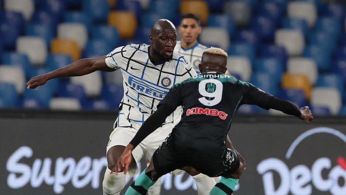 NAPLES, ITALY - APRIL 18: Romelu Lukaku of FC Internazionale competes for the ball with Victor Osimhen of SSC Napoli during the Serie A match between SSC Napoli and FC Internazionale at Stadio Diego Armando Maradona on April 18, 2021 in Naples, Italy. Sporting stadiums around Italy remain under strict restrictions due to the Coronavirus Pandemic as Government social distancing laws prohibit fans inside venues resulting in games being played behind closed doors. (Photo by Emilio Andreoli - Inter/Inter via Getty Images) scambio osimhen lukaku