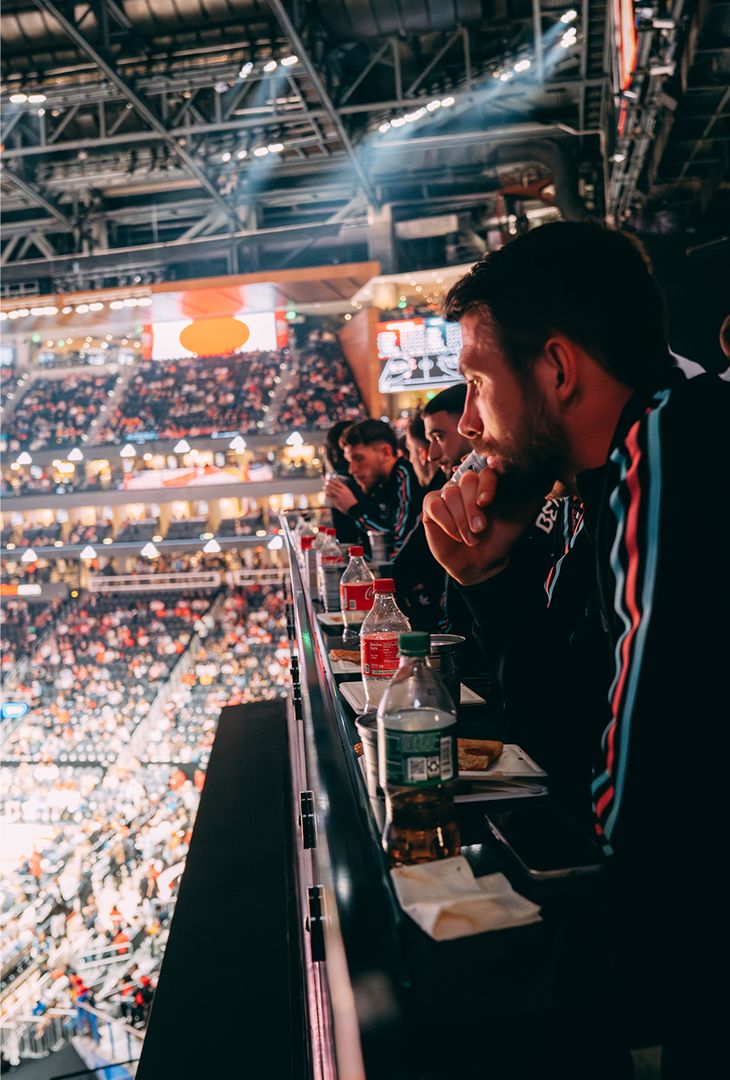 Belgio passione basket negli States: De Bruyne e compagni tifosi speciali! – LE FOTO - immagine 5