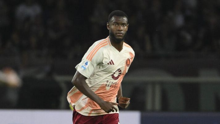 TURIN, ITALY - MAY 25: AS Roma player Evgan N'Dicka during the Serie A match between Torino and AS Roma at Stadio Olimpico di Torino on May 25, 2025 in Turin, Italy. (Photo by Luciano Rossi/AS Roma via Getty Images) Sky – Ndicka, c’è un possibile scambio con il Marsiglia: ecco l’operazione - immagine 1