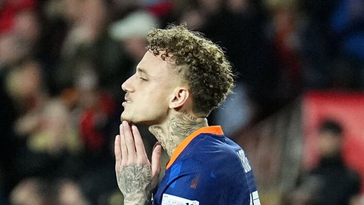 VALENCIA, SPAIN - MARCH 23: Noa Lang of Netherlands looks dejected after missing his side's fourth penalty in the penalty shoot out during the UEFA Nations League Quarterfinal Leg Two match between Spain and Netherlands at Mestalla Stadium on March 23, 2025 in Valencia, Spain. (Photo by Aitor Alcalde/Getty Images) Romano – Napoli, cosa manca per l’arrivo di Lang! Per la chiusura dell’operazione Beukema… - immagine 1