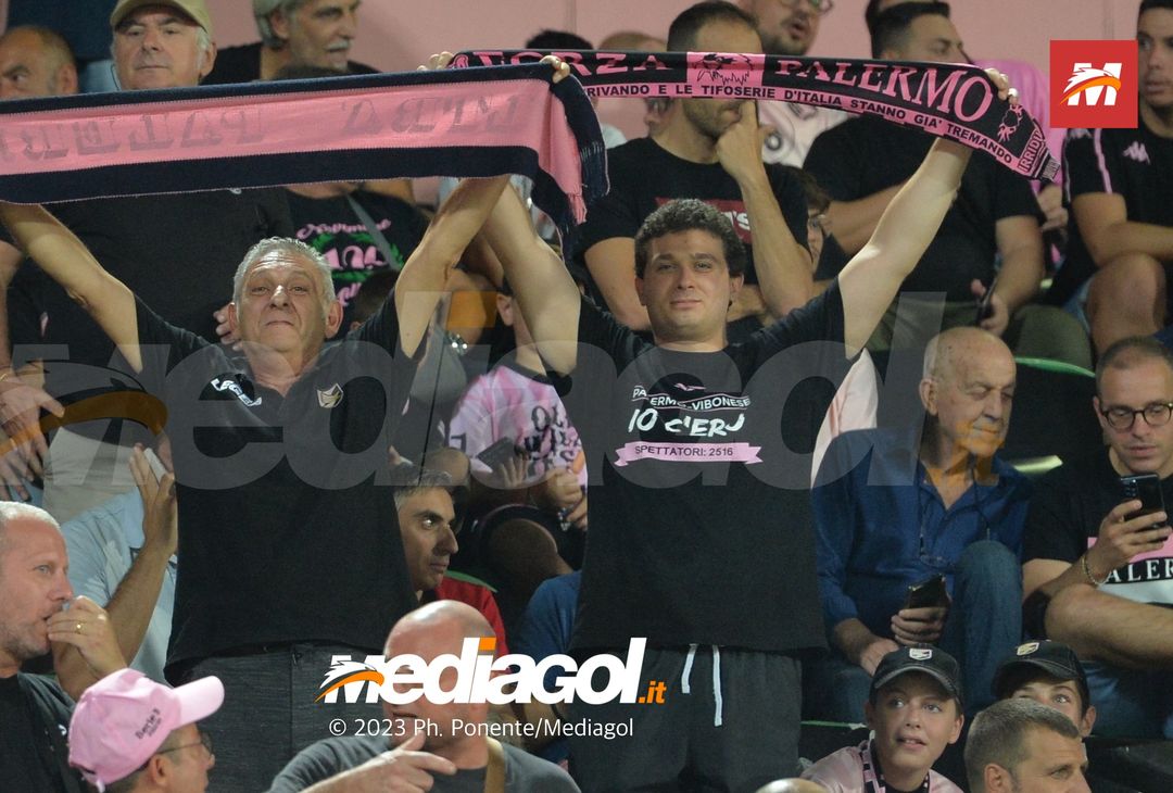 FOTOTIFO Palermo-Cosenza 0-1, gli scatti ai tifosi al “Renzo Barbera” (GALLERY) - immagine 2