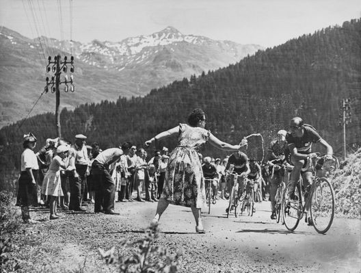 Italian professional road racing cyclist Fiorenzo Magni (1920 – 2012) gets some fresh water from a spectator during Stage 12, Sestriere (Italy) to Monaco, 7th July 1952. (Photo by Keystone/Hulton Archive/Getty Images) Fiorentina, il segreto nel nome: col Brugge una sfida da ‘Leoni delle Fiandre’- immagine 2