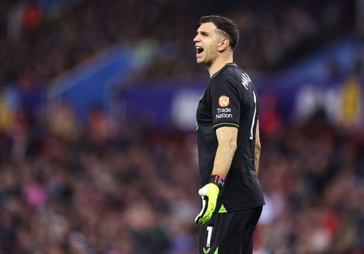 Emiliano Martinez all'Aston Villa. (Foto di Alex Pantling/Getty Images) Emi Martinez, lacrime di addio? Il portiere argentino saluta Villa Park piangendo- immagine 2