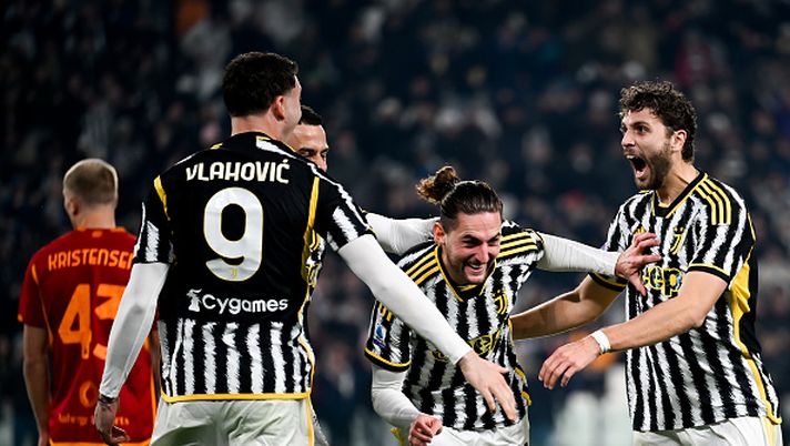 TURIN, ITALY - DECEMBER 30: Adrien Rabiot of Juventus celebrates after scoring his team's first goal with teammates Dusan Vlahovic and Manuel Locatelli during the Serie A TIM match between Juventus and AS Roma at Allianz Stadium on December 30, 2023 in Turin, Italy. (Photo by Daniele Badolato - Juventus FC/Juventus FC via Getty Images) La lady di ferro - immagine 1